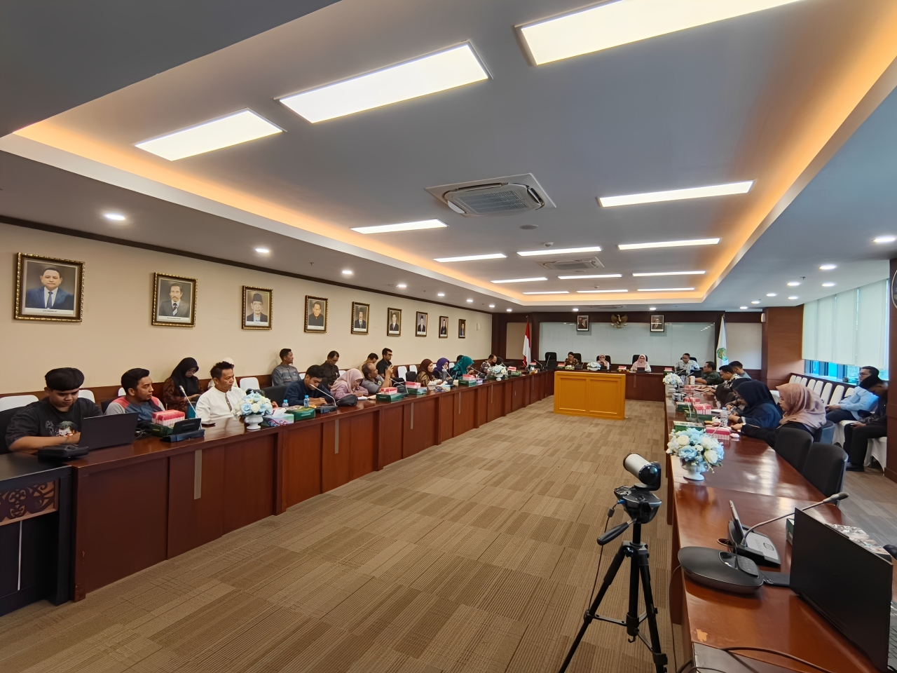 Peserta mengikuti rapat persiapan Rakor Percepatan Penurunan Stunting di Ruang Tepian 2 Kantor Gubernur Kaltim, Jumat (7 November 2025).