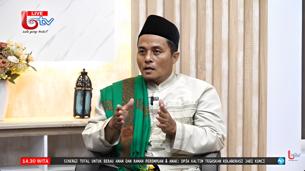 Ustaz Anwar Arifin Pinem, Wakil Ketua III BAZNAS Kota Balikpapan, saat menjadi narasumber Kajian Cahaya Qolbu di Studio Balikpapan TV, Jumat (7 November 2025).