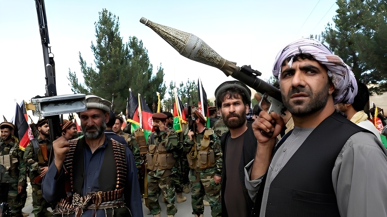 Anggota kelompok Taliban tampak membawa senjata dalam sebuah aksi berkumpul di ruang terbuka.
