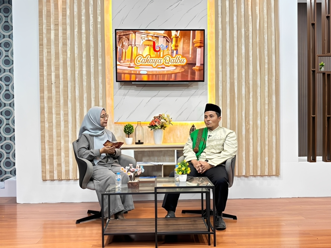 Ustaz Anwar Arifin Pinem, Wakil Ketua III BAZNAS Kota Balikpapan, menyampaikan kajian tentang kebebasan bermedia sosial dalam pandangan Islam di Studio Balikpapan TV, Jumat (7 November 2025).