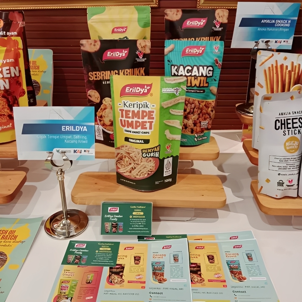 Produk camilan tradisional modern Erildya Cemilan Family dengan kemasan menarik dan nuansa home industry.