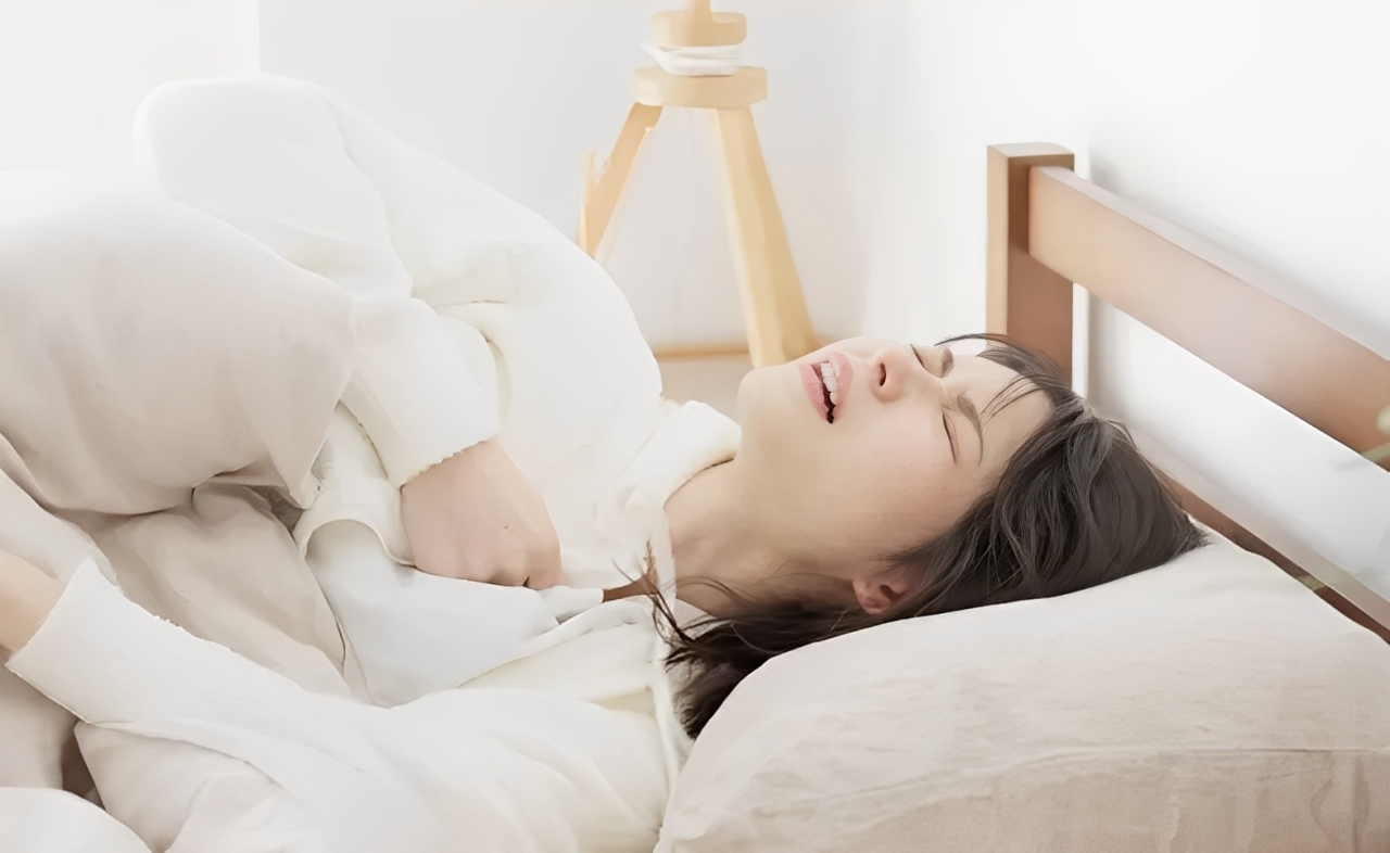 Seorang perempuan tampak gelisah saat tidur karena demam tinggi.
