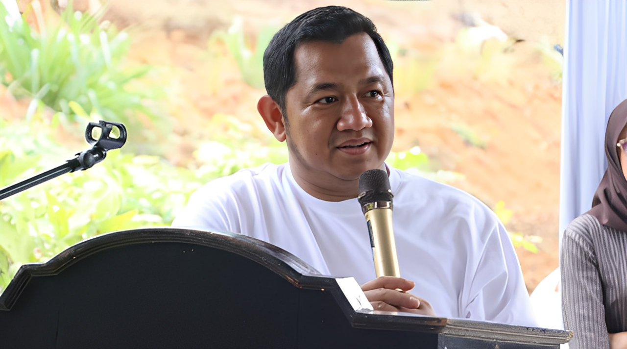 Bupati PPU, Mudyat Noor, menyampaikan sambutan pada kegiatan penanaman bibit buah di Desa Sukaraja, Kecamatan Sepaku, Minggu (9 November 2025).