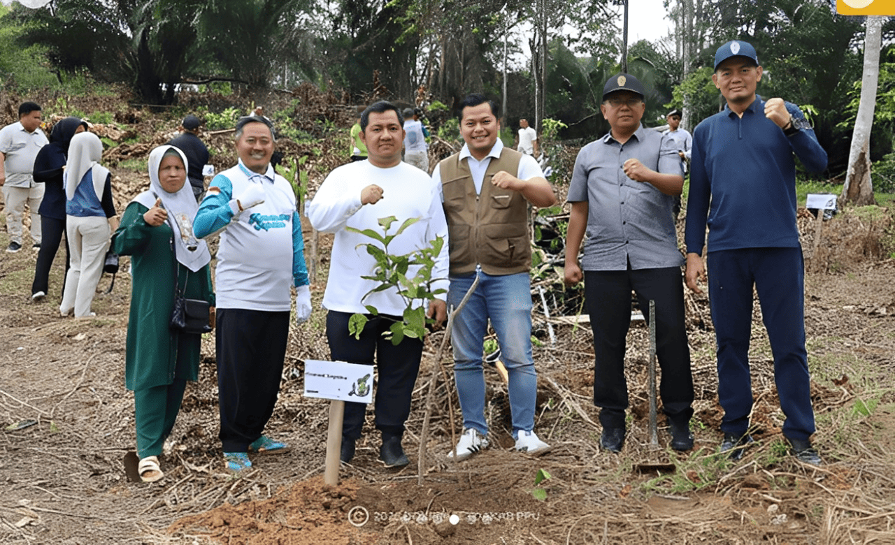 Bupati PPU, Mudyat Noor, berpose bersama sejumlah pejabat dan perwakilan lembaga usai melakukan penanaman bibit buah di Desa Sukaraja, Kecamatan Sepaku, Minggu (9 November 2025).