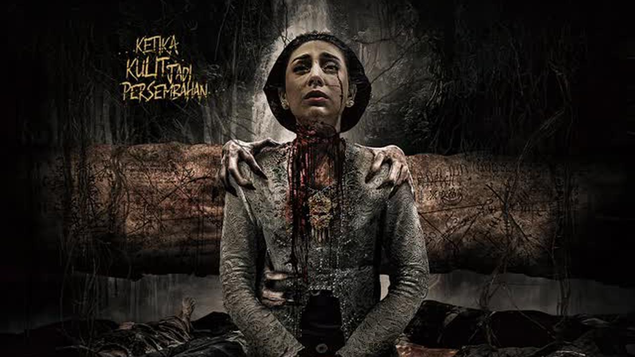 Celine Evangelista berperan sebagai sinden Citra dalam film Danyang Wingit Jumat Kliwon, berdiri di tengah panggung ritual dengan aura mistik menegangkan.