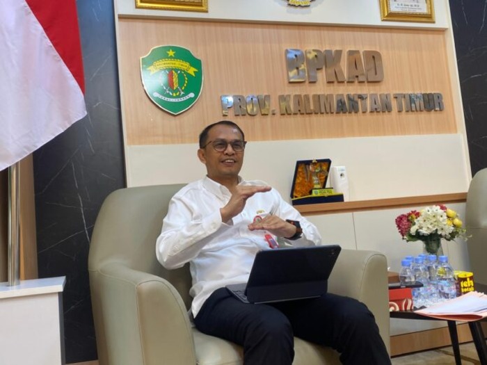 Kepala BPKAD Kaltim, Ahmad Muzakkir, saat menjelaskan posisi dana Rp4,9 triliun &mdash; visual fokus pada pengelolaan keuangan daerah secara transparan dan akuntabel.