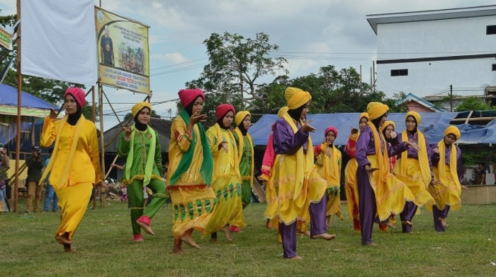 Tokoh adat Paser dan anggota DPRD PPU berdiskusi menyusun Raperda pelestarian budaya di tengah pembangunan IKN &mdash; visual harmoni antara tradisi dan kemajuan.
