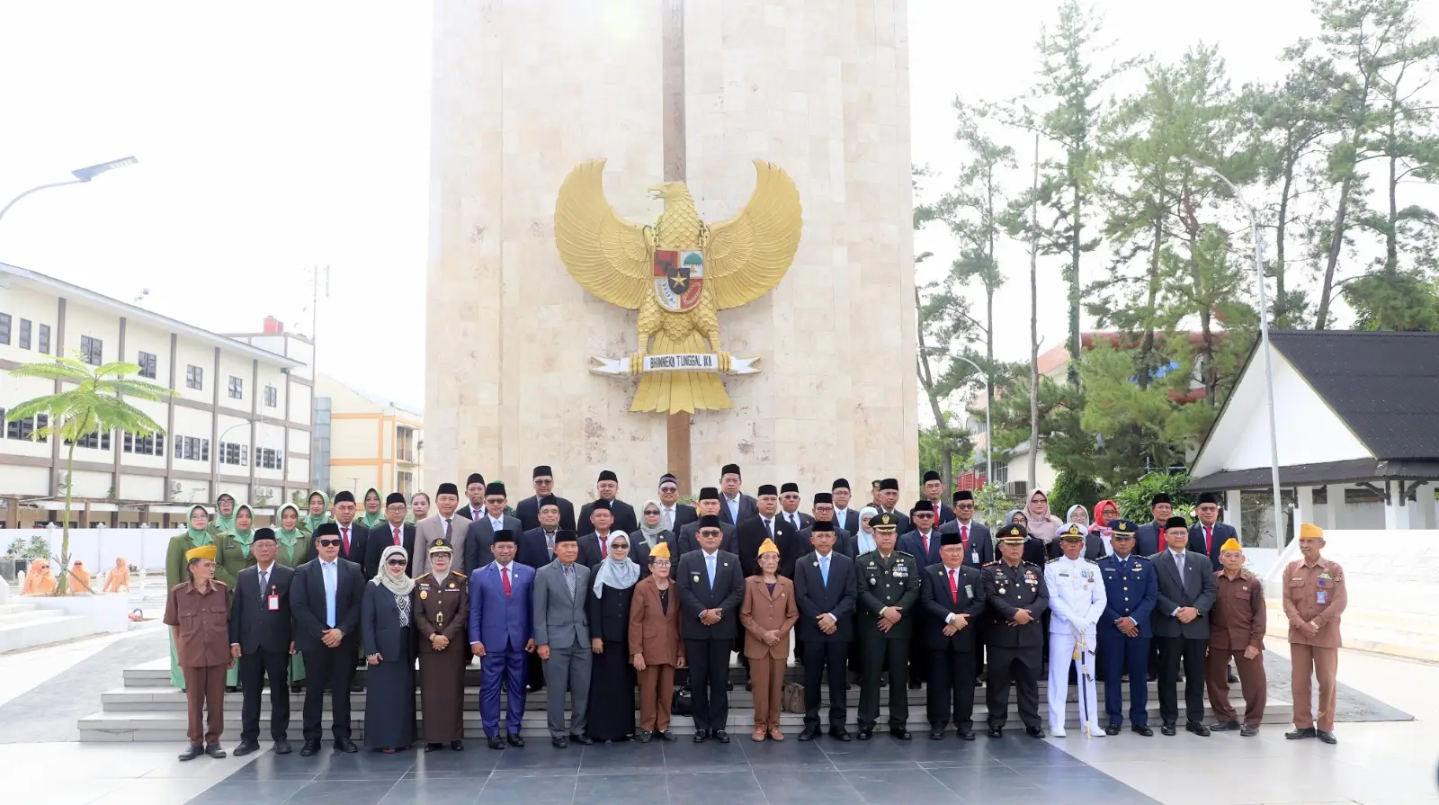 Wakil Gubernur Kaltim Seno Aji berfoto bersama para peserta Upacara Peringatan Hari Pahlawan 2025 di Taman Makam Pahlawan Kusuma Bangsa, Samarinda, Senin (10 November 2025).