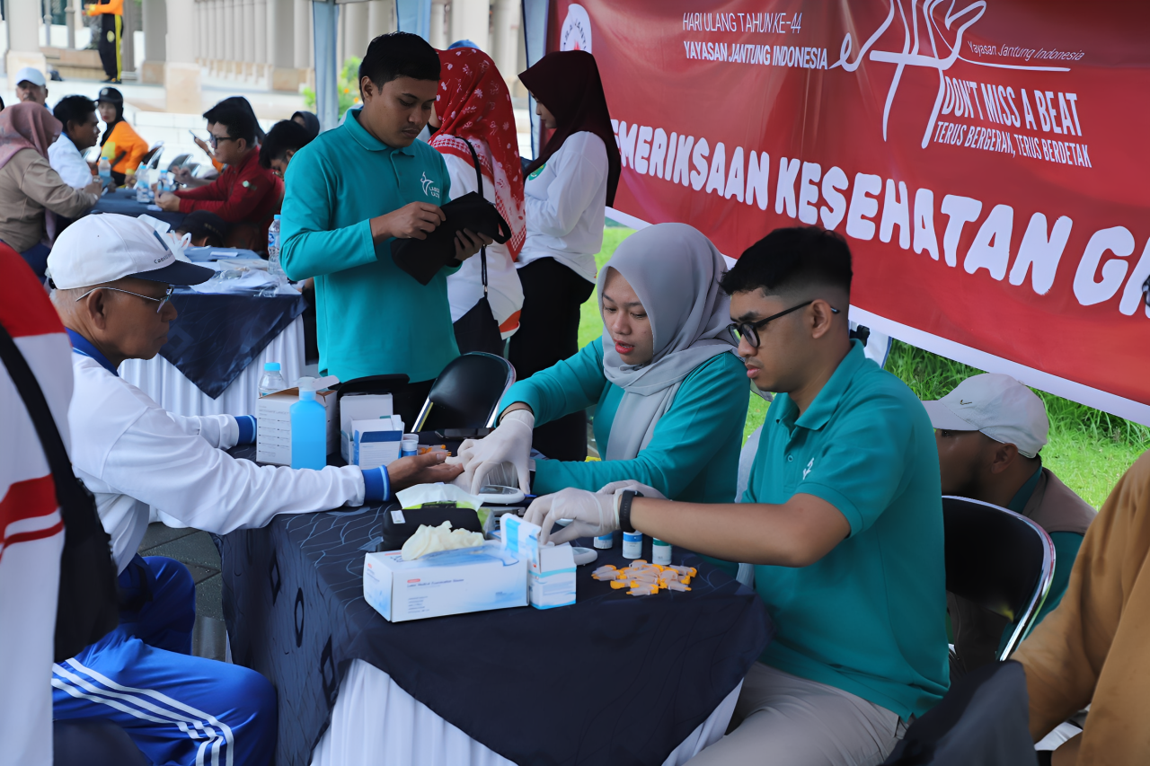 Seorang peserta menjalani pemeriksaan kesehatan gratis pada perayaan HUT YJI Kaltim ke-44 di halaman Masjid Islamic Center Samarinda, Minggu (9 November 2025).