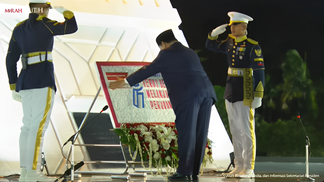 Presiden Prabowo Subianto meletakkan karangan bunga di TMP Kalibata, Jakarta, Senin (10 November 2025).