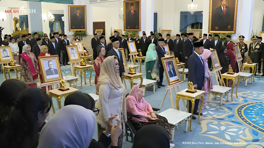 Para ahli waris penerima Gelar Pahlawan Nasional saat mengikuti upacara penganugerahan di Istana Negara, Jakarta, Senin (10 November 2025).