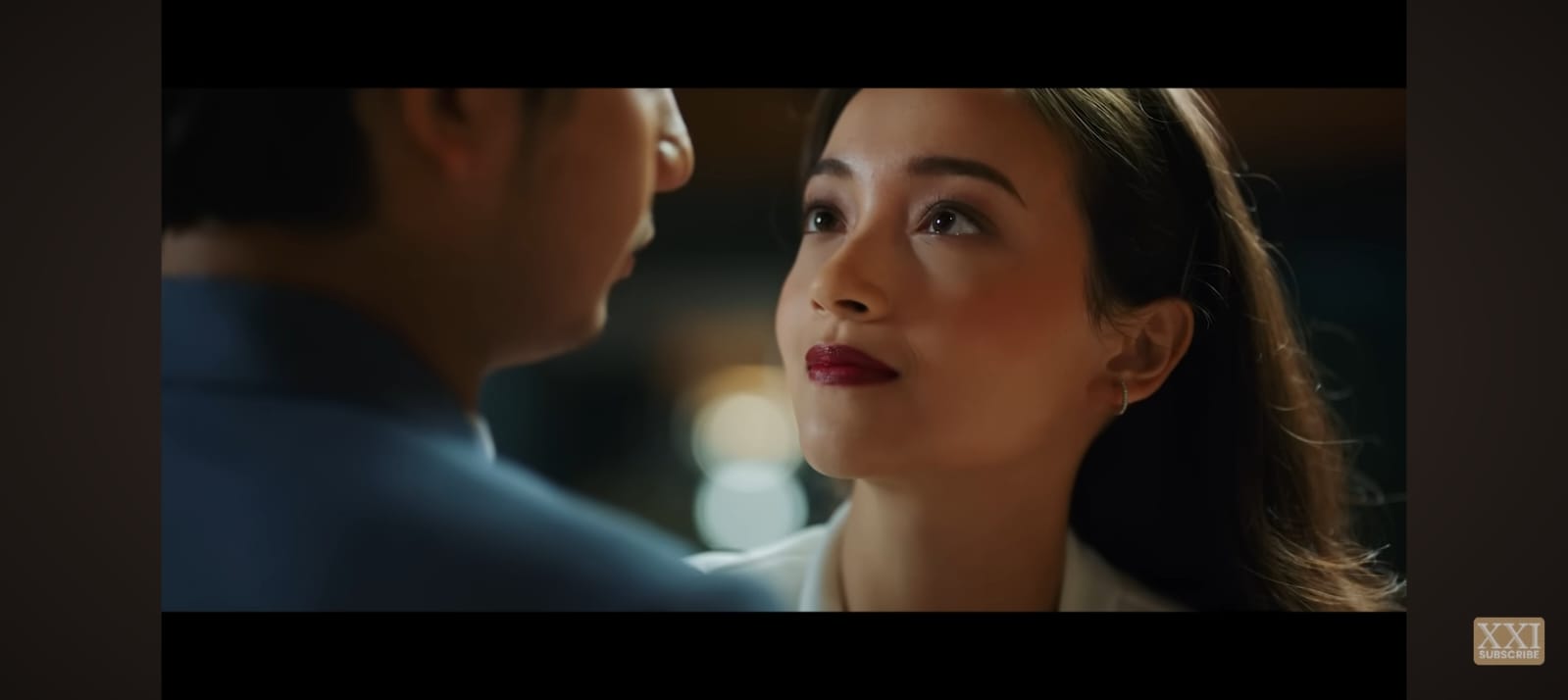 Cuplikan adegan film Musuh Dalam Selimut &mdash; tatapan penuh curiga antara dua sahabat yang kini jadi musuh tersembunyi.