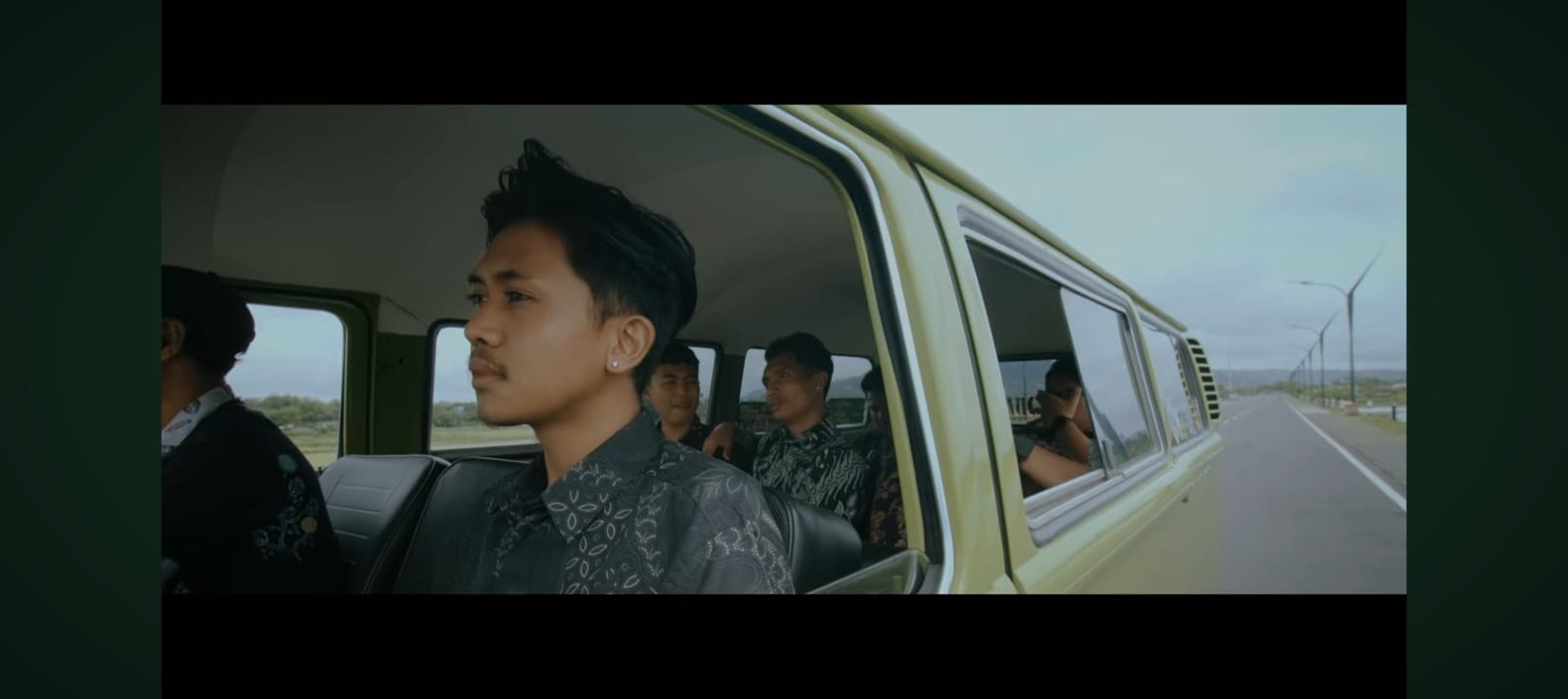 LAVORA feat. Ratih SDE tampil dalam nuansa kebaya putih, menggambarkan luka cinta dan pengikhlasan penuh makna.