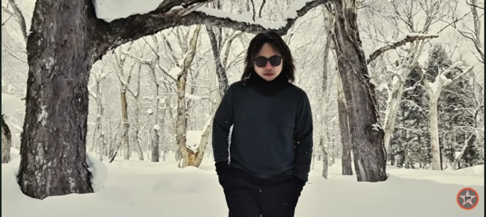 Visual lembut dan puitis dari &ldquo;Lagu Rindu&rdquo; J-Rocks menggambarkan kerinduan yang hangat dan janji cinta abadi.