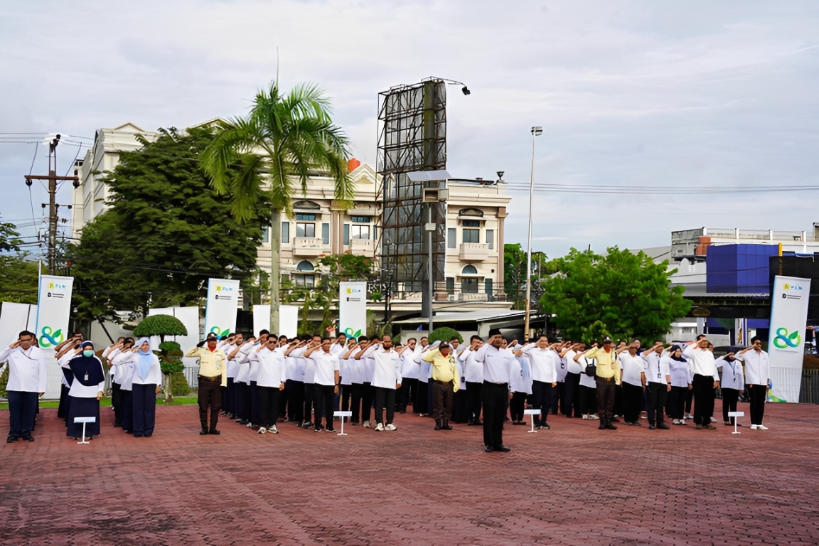 Pegawai PLN UIP KLT mengikuti upacara Hari Pahlawan di halaman kantor, Senin (10 November 2025).