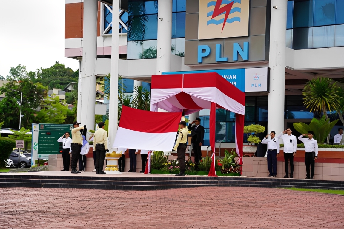 Pengibaran bendera Merah Putih pada upacara Hari Pahlawan di halaman kantor PLN UIP Kalimantan Timur, dipimpin PLH General Manager Ardiansyah dan diikuti seluruh pegawai, Senin (10 November 2025).