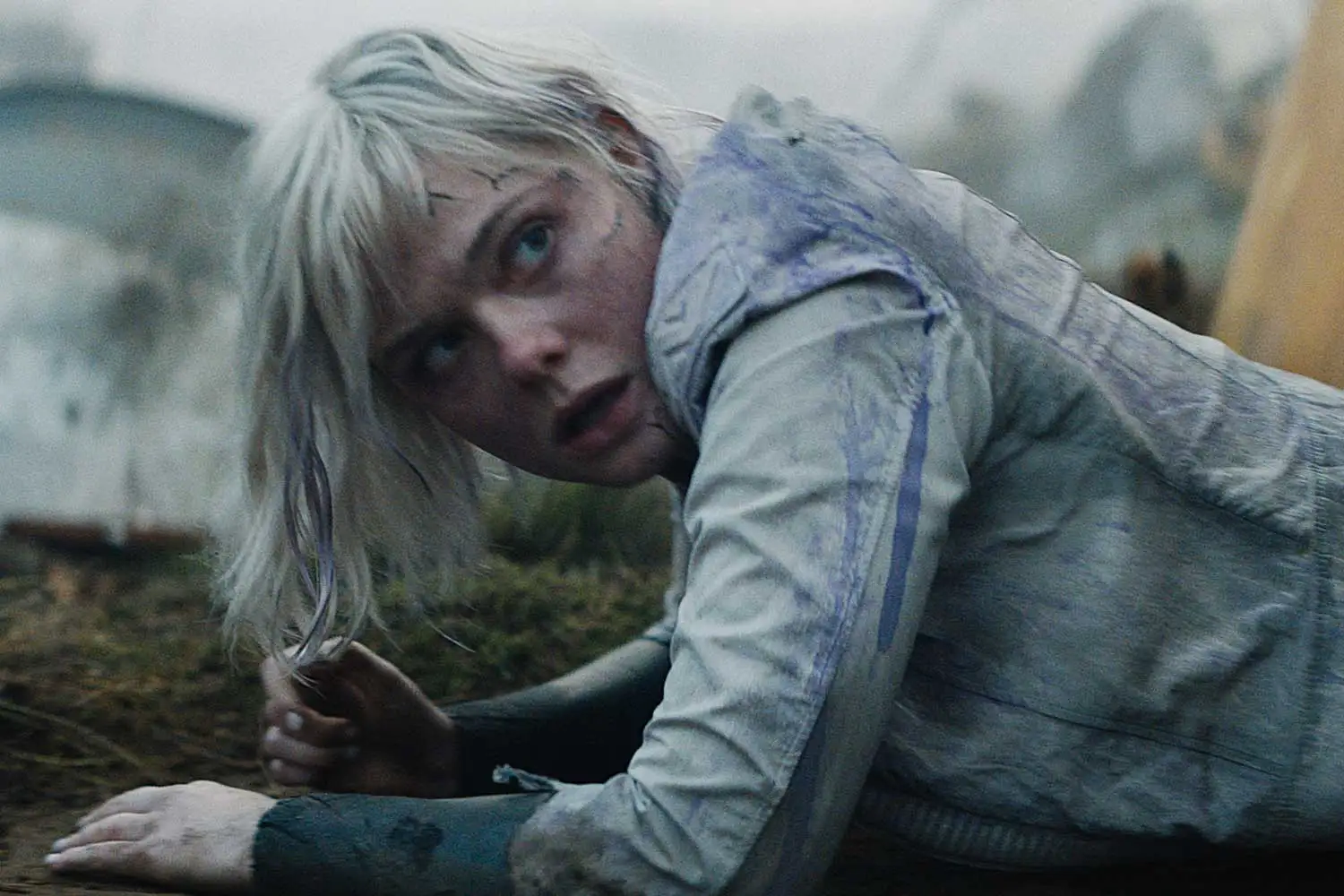 Elle Fanning dalam adegan intens Predator: Badlands &mdash; aksi penuh adrenalin dengan visual sinematik yang menegangkan.