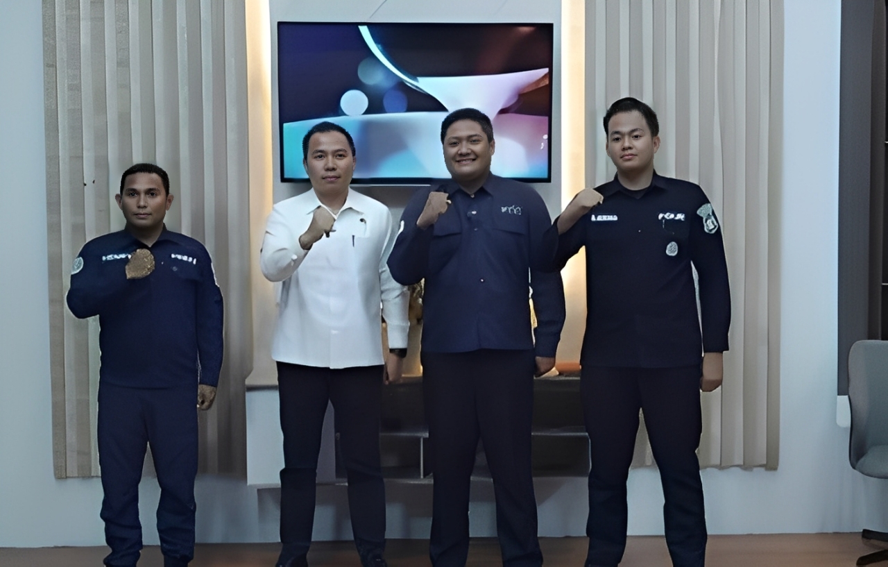 Bima Mahardika, Kru Balikpapan TV (2 Kanan) berfoto bersama IPTU Onesimus Padaunan dan jajaran usai talkshow Ngopi di Studio Balikpapan TV, Selasa (11 November 2025).
