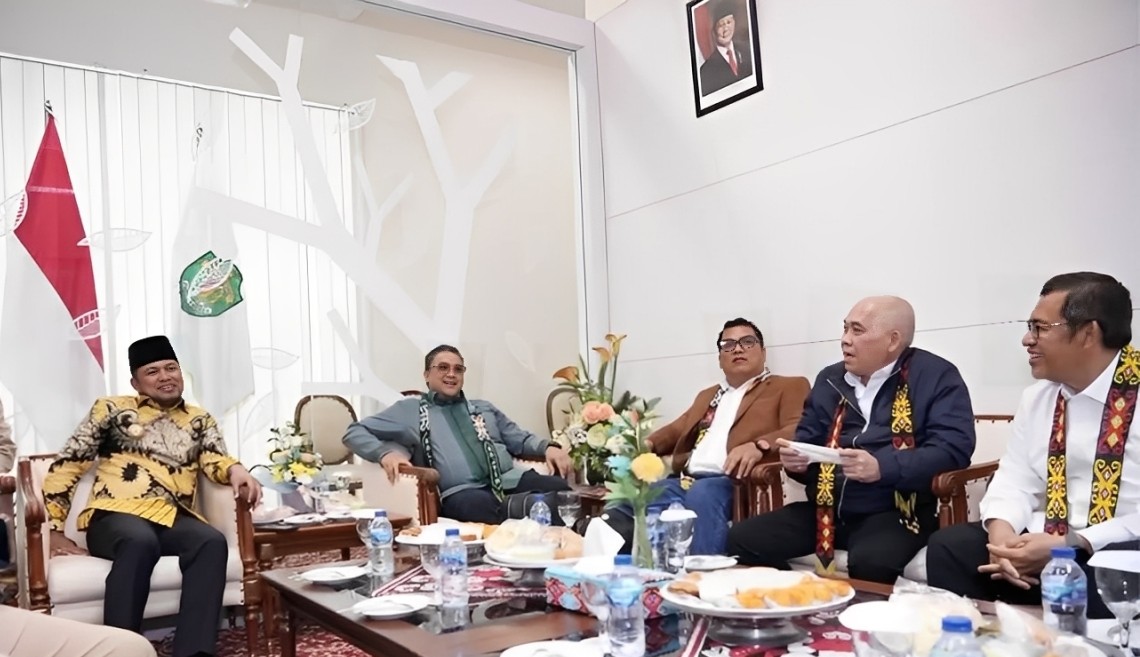 Para pejabat terlihat berbincang dalam suasana akrab saat pertemuan informal di lounge Bandara SAMS Sepinggan, Balikpapan, Senin (10 November 2025).