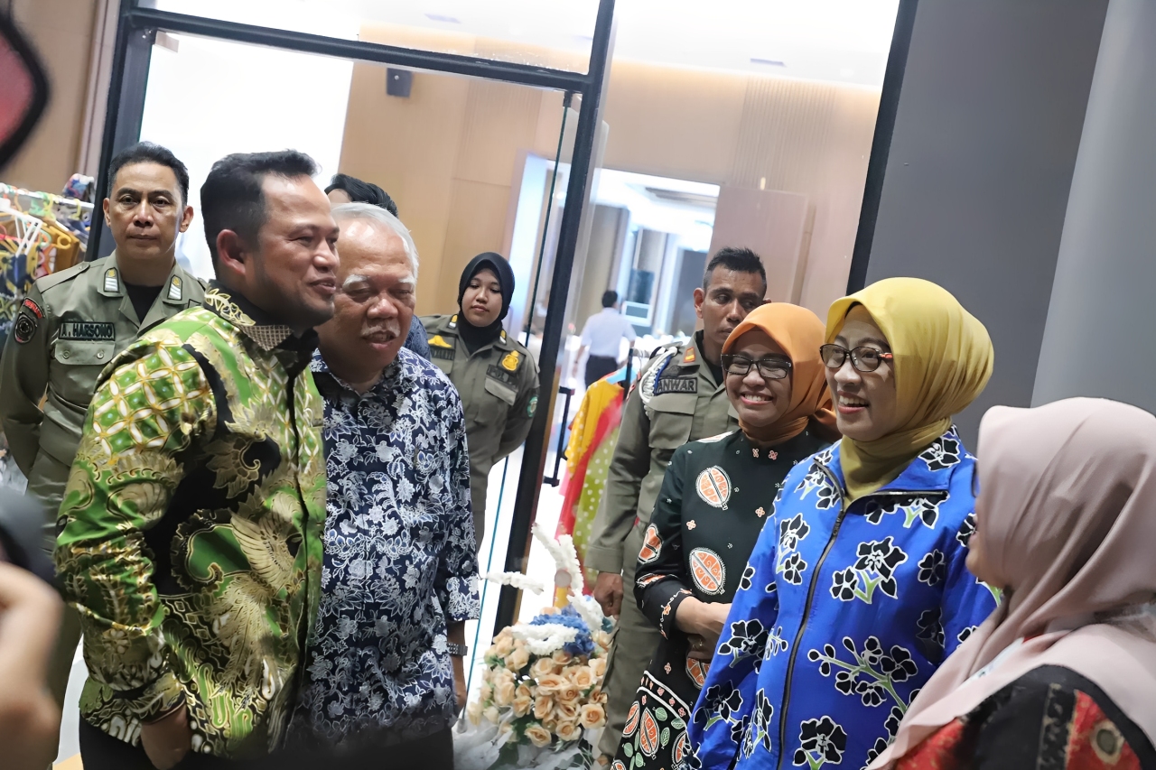 Kepala Otorita IKN Basuki Hadimuljono berbincang dengan Gubernur Kaltim Rudy Masud dan jajaran di Multifunction Hall Kemenko 3 IKN, Senin (10 November 2025).