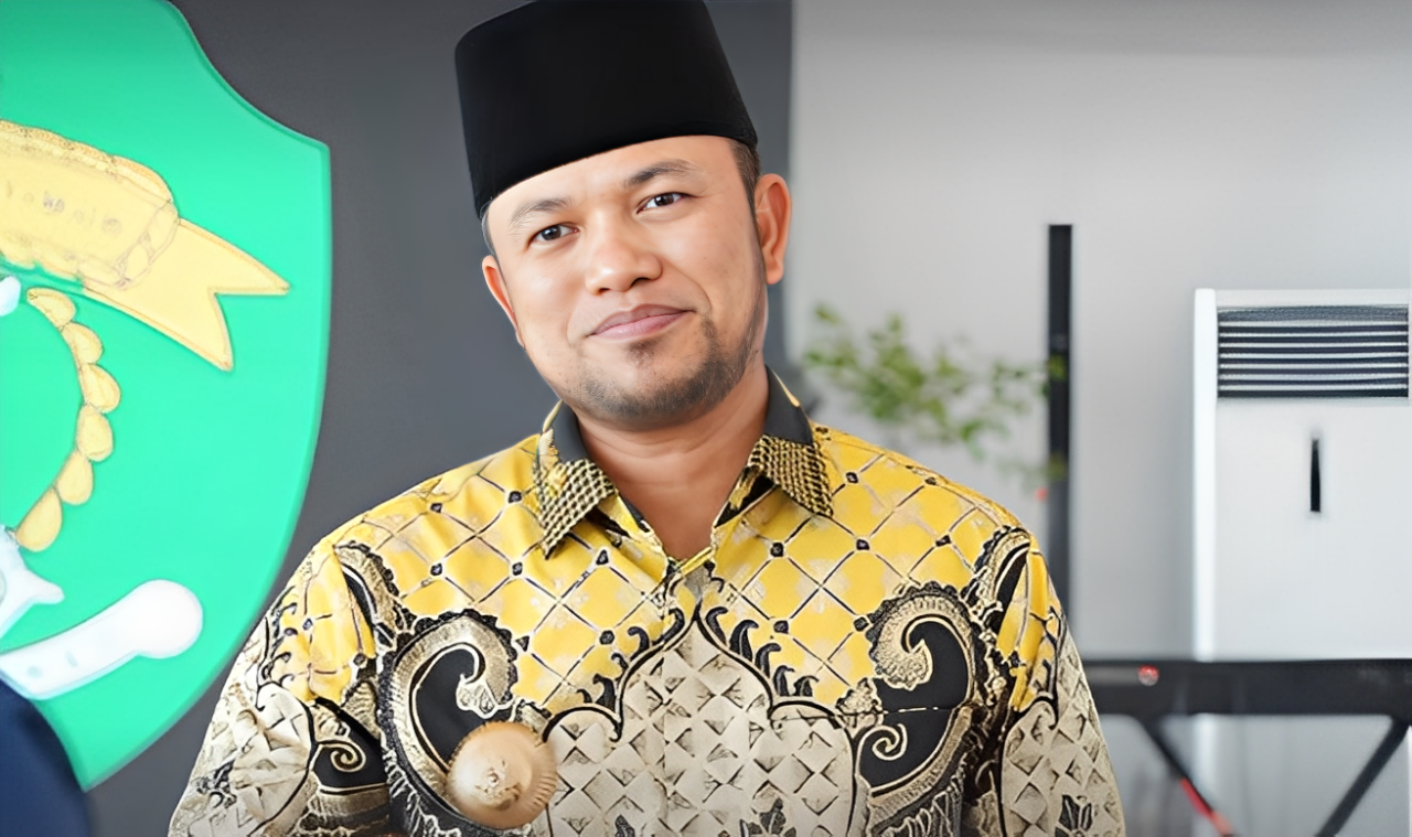 Gubernur Kaltim Rudy Masud saat memberikan keterangan terkait bantuan insentif bagi guru non ASN di Harum Resort Balikpapan, Senin (10 November 2025).