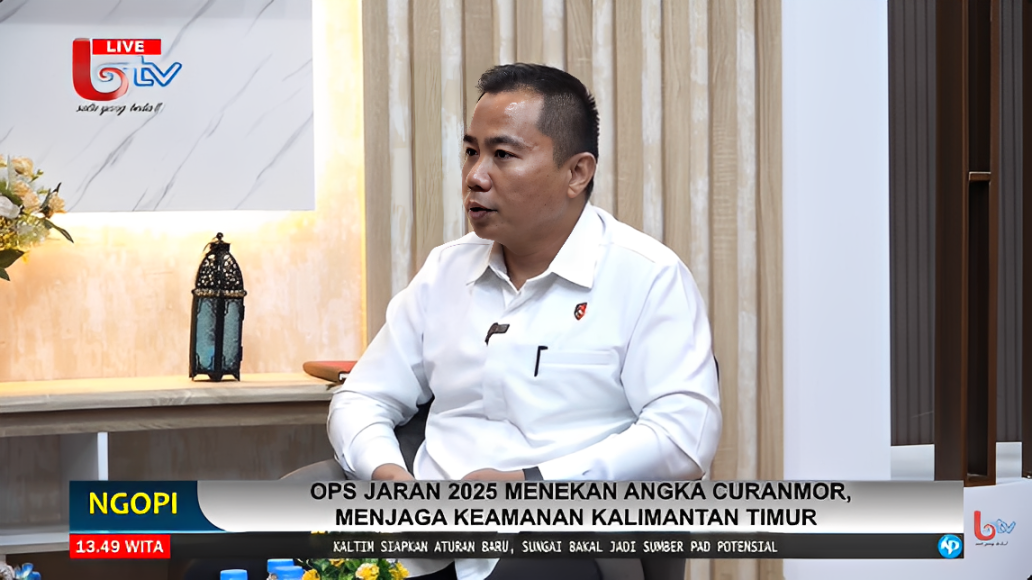 IPTU Onesimus Padaunan, Panit Subdit Jatanras Ditreskrimum Polda Kaltim saat menjadi narasumber dalam talkshow Ngopi di Studio Balikpapan TV, Selasa ( 11 November 2025).