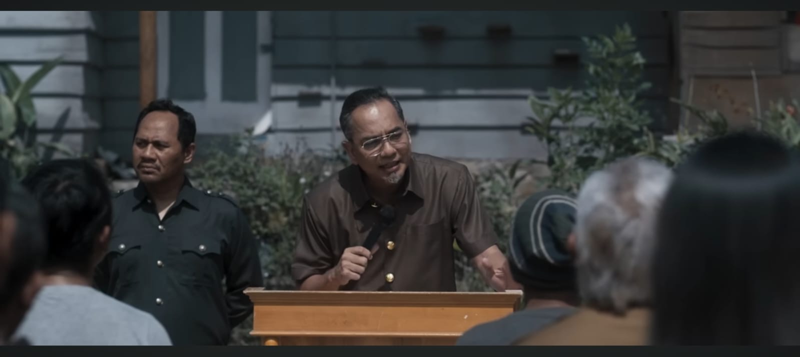 Cuplikan trailer Qorin 2 &mdash; visual mistis di dalam sekolah gelap, simbol ancaman Qorin yang menyerupai manusia.
