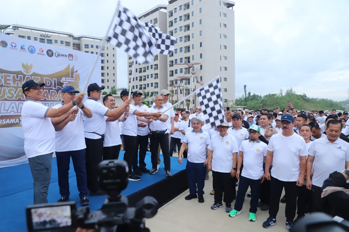 Pengibaran bendera start menandai dimulainya kegiatan Jalan Sehat Nusantara di IKN, Selasa (11 November 2025).