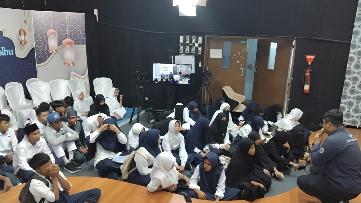Kru BTV memberikan pembelajaran mengenai jurnalisme kepada peserta didik SKB Balikpapan Barat saat kegiatan Outing Class di Studio Balikpapan TV, Selasa (11 November 2025).