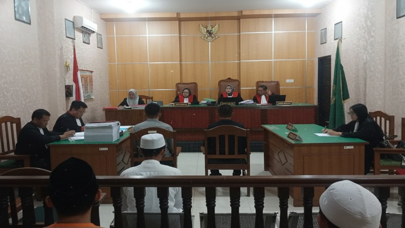 Momen sidang vonis dua kurir sabu 30 kilogram di PN Samarinda &mdash; ekspresi tegang dan simbol perang narkoba di Kaltim.
