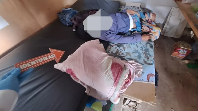 Petugas melakukan olah TKP di mess tukang SMK 2 Sangatta Utara &mdash; visual kronologi kejadian yang memicu geger warga.