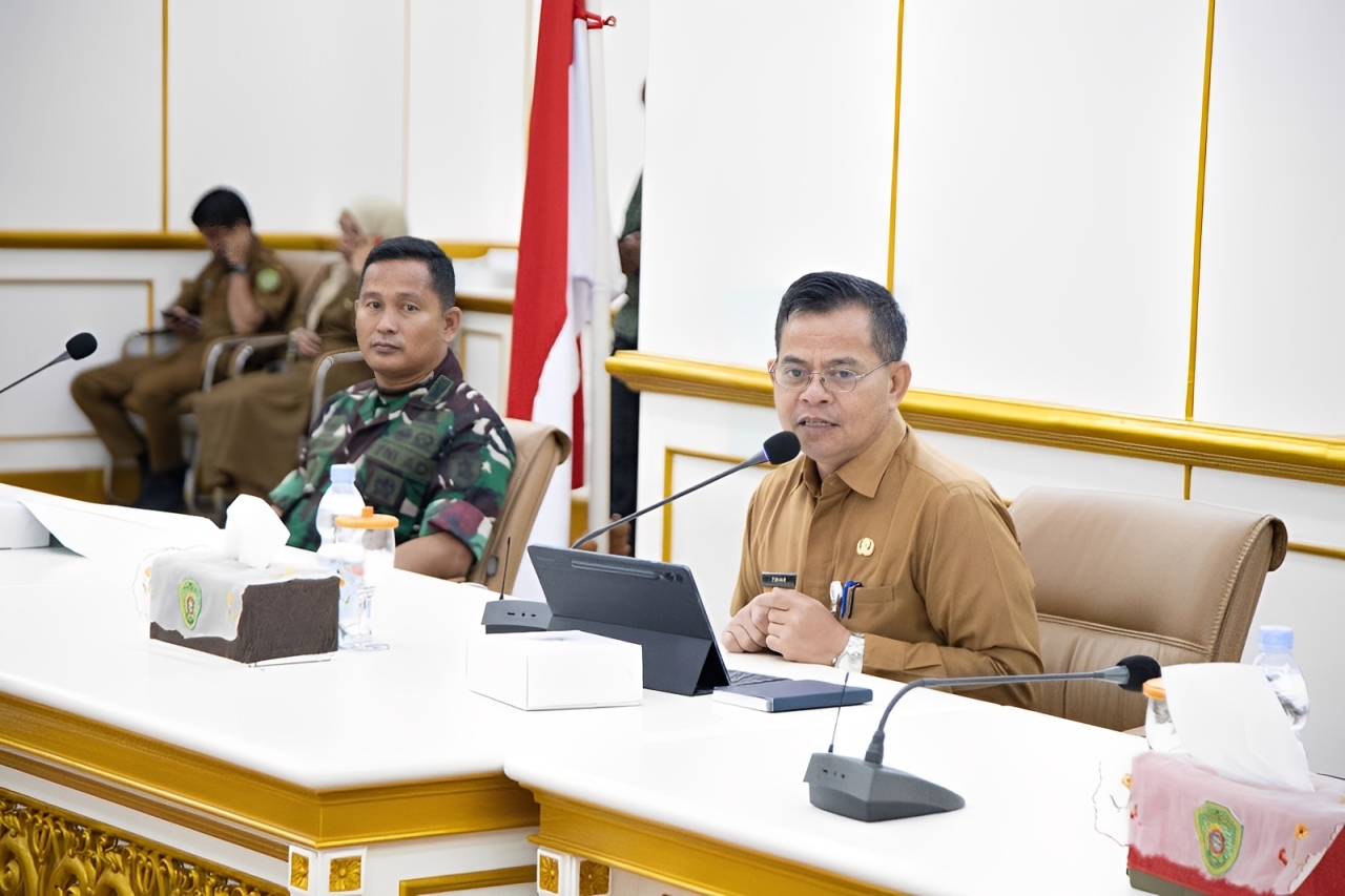 Sekda PPU Tohar memimpin rakor percepatan pembangunan gerai dan pergudangan Koperasi Merah Putih di Aula Lantai 3 Kantor Bupati PPU, Selasa (11 November 2025).