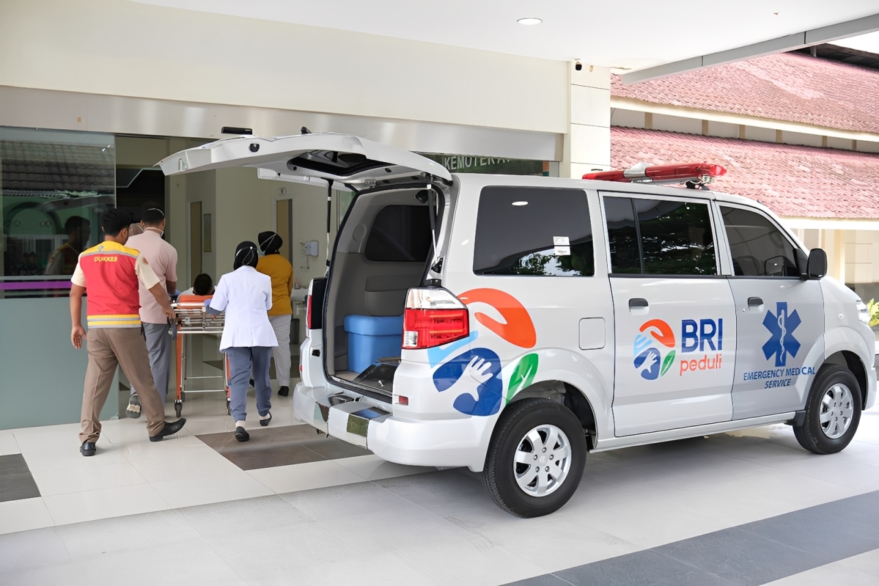 Petugas medis membawa pasien menggunakan ambulans bantuan dari BRI Peduli menuju ruang perawatan di salah satu rumah sakit.