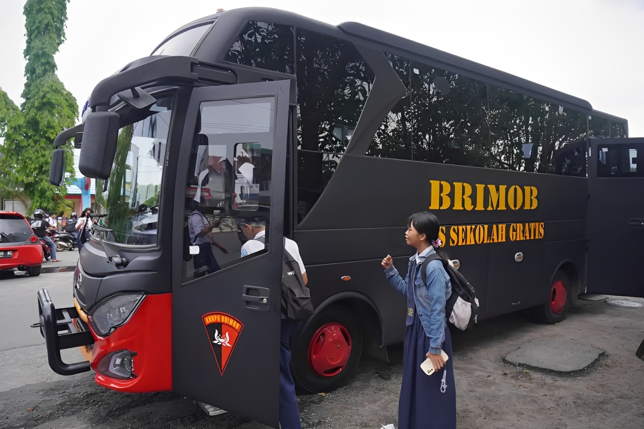 Bus sekolah gratis milik Brimob Balikpapan menjemput siswa pada pagi hari, Senin (10 November 2025).