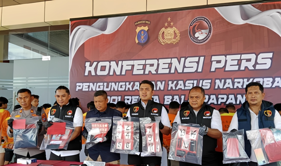 Aparat Polresta Balikpapan memperlihatkan barang bukti hasil sitaan dari pelaku kasus narkoba saat konferensi pers di Mapolresta Balikpapan, Kamis (6 November 2025).