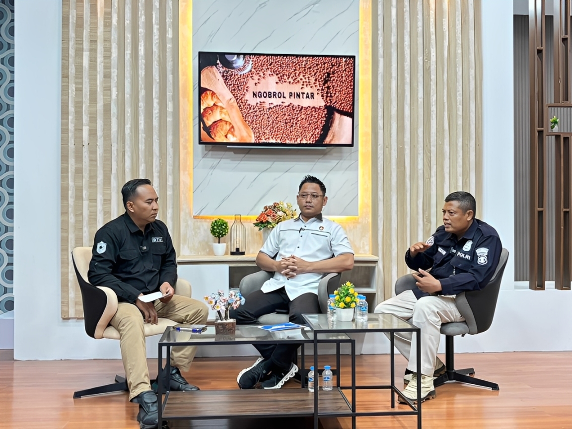 AKBP Rezky Satya Dewanto (tengah) dan IPDA Sangidun (kanan) menjadi narasumber dalam talkshow Ngopi di Studio Balikpapan TV, Rabu (12 November 2025).