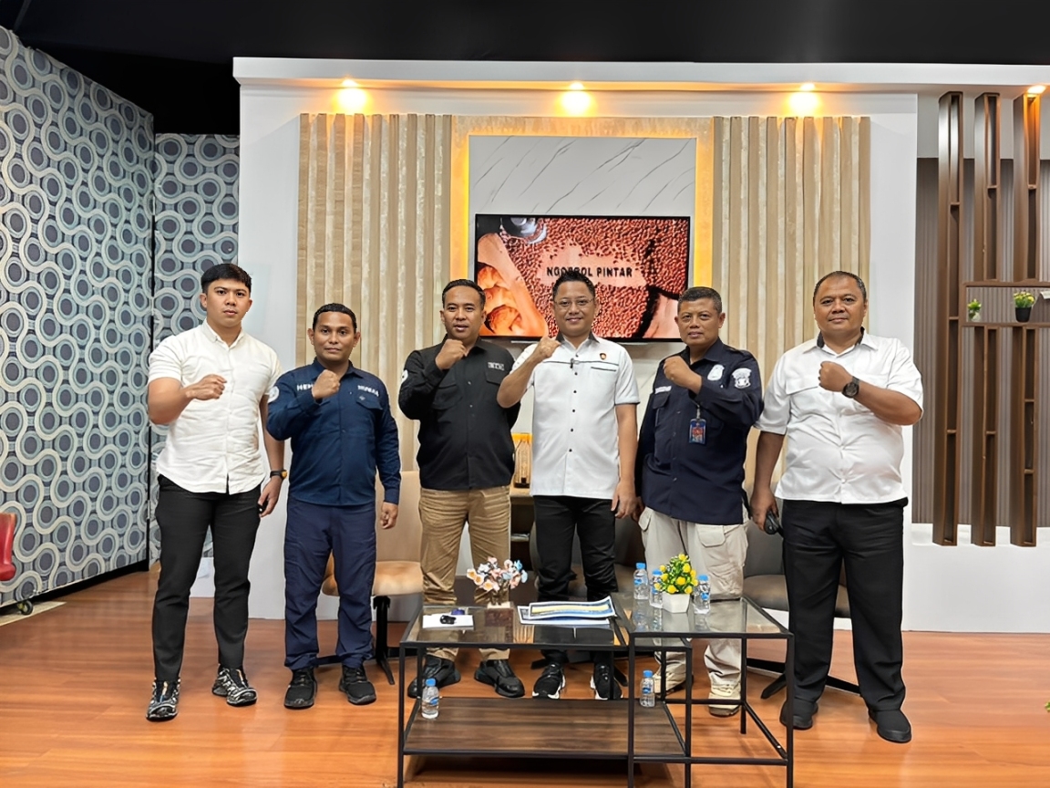 Wiji Winarko (tiga dari kiri) berfoto bersama AKBP Rezky Satya Dewanto (tiga dari kanan), IPDA Sangidun (dua dari kanan), dan jajaran usai talkshow Ngopi di Studio Balikpapan TV, Rabu (12/11/2025).
