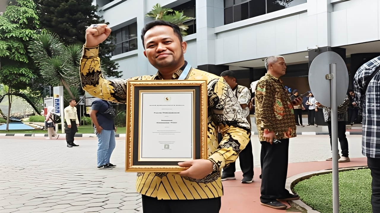 Gubernur Kaltim H. Rudy Mas&rsquo;ud berpose sambil menunjukkan penghargaan nasional sebagai Provinsi dengan Penanganan Stunting Terbaik dari Kemenkes RI, Rabu (12 November 2025).
