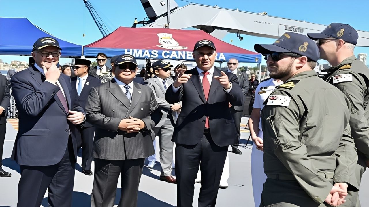 Presiden Prabowo Subianto bersama Perdana Menteri Australia Anthony Albanese meninjau kapal HMAS Canberra di Garden Island Naval Base, Australia, Rabu (12 November 2025).