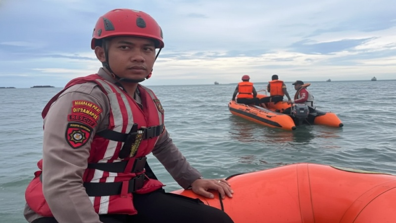 Tim SAR Balikpapan menyisir perairan Pantai Kemala dengan perahu karet &mdash; momen dramatis pencarian di tengah ombak.