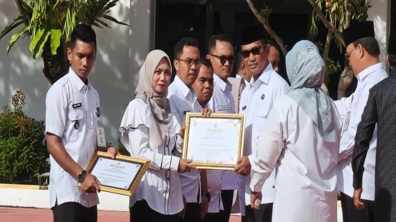 Wali Kota Rahmad Mas&rsquo;ud menyerahkan penghargaan kepada tenaga kesehatan dalam upacara HKN di Balai Kota &mdash; simbol komitmen generasi sehat.