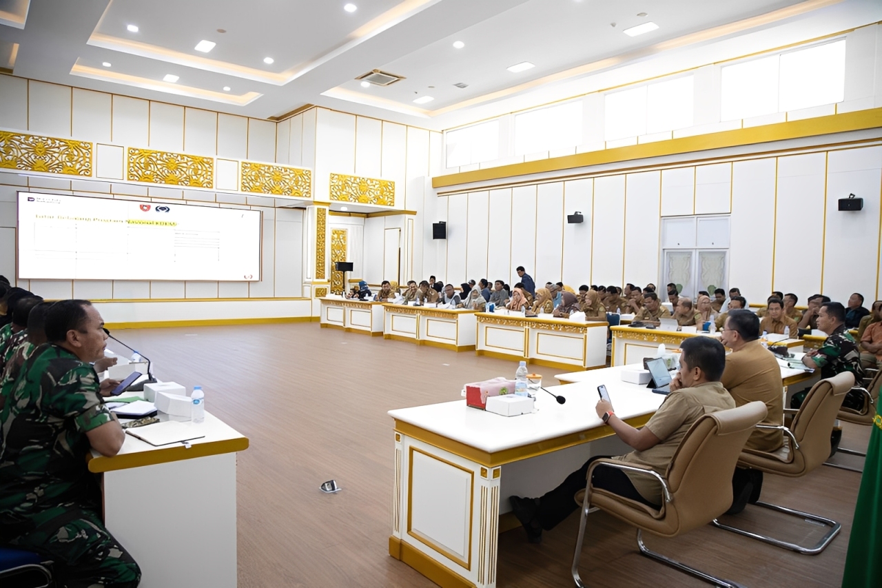 Suasana Rakor Percepatan Pembangunan Fisik Gerai dan Pergudangan Koperasi Merah Putih di Aula Lantai 3 Kantor Bupati PPU, Selasa (11 November 2025).