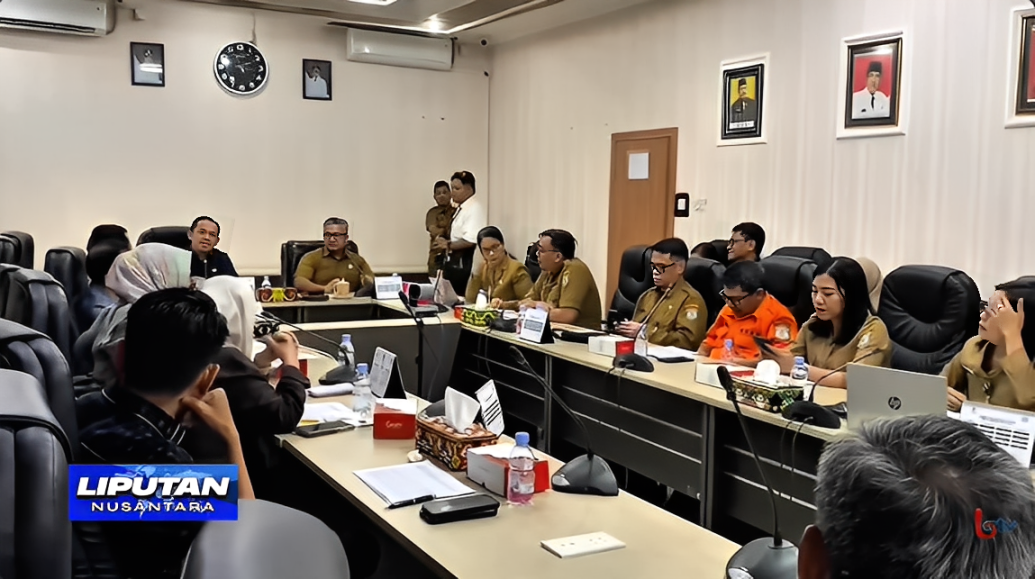Suasana persiapan RDP Bapemperda di ruang rapat gabungan lantai II Gedung DPRD Balikpapan, Selasa (11 November 2025).