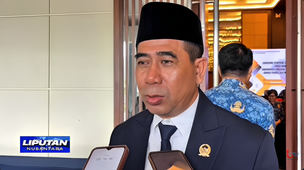 Wakil Ketua DPRD Balikpapan, Yono Suherman, memberikan keterangan usai peluncuran Program Symphoni Tata Ruang di Hotel Novotel, Senin (10 November 2025).