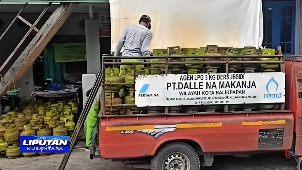 Petugas agen LPG 3 kg bersubsidi tengah memuat tabung gas untuk didistribusikan ke toko di Balikpapan, Rabu (5 November 2025).