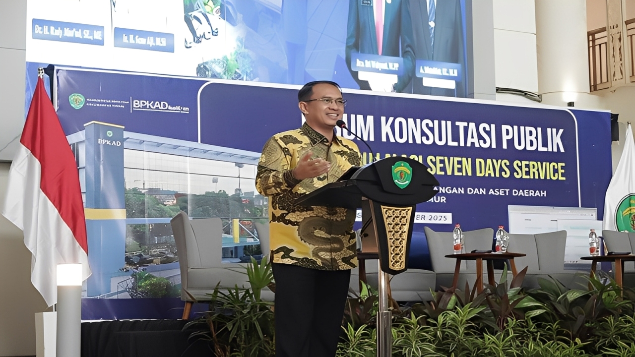 Kepala BPKAD Kaltim Ahmad Muzakkir memberikan sambutan pada Forum Konsultasi Publik dan Sosialisasi Seven Days Service (SDS) di Hotel Atlet Sempaja, Samarinda, Kamis (13 November 2025).
