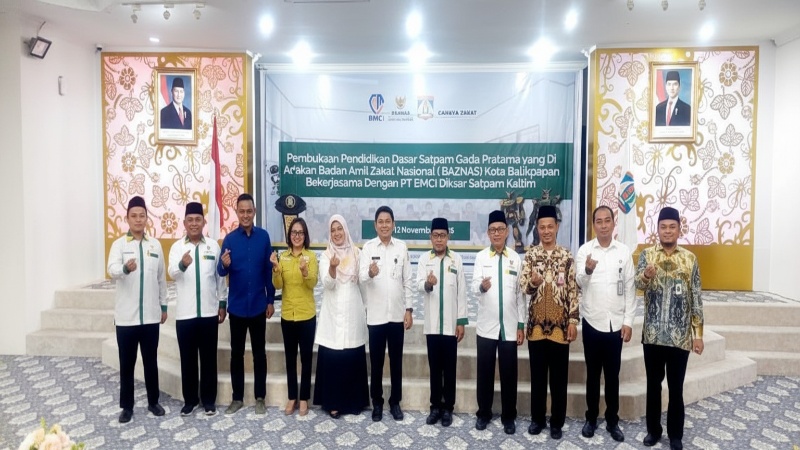 Para komisioner Baznas Balikpapan dan PT BMCI berfoto bersama usai penutupan diksar satpam Gada Pratama di Aula Rumah Jabatan Wali Kota, Rabu (12 November 2025).