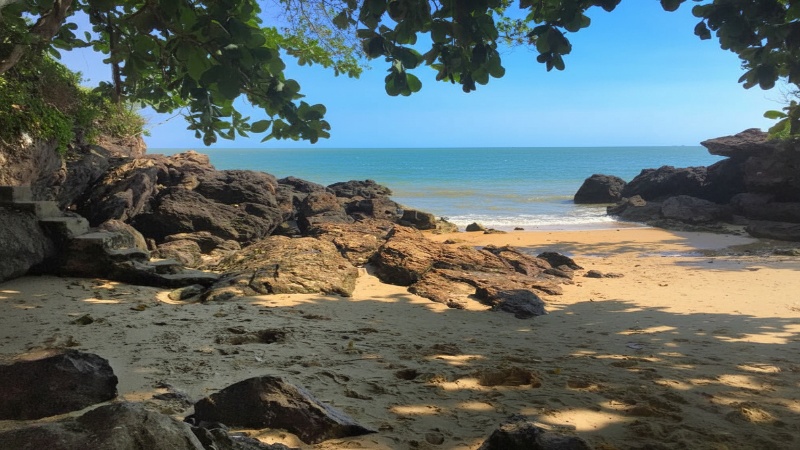 Pemandangan sunset di Pantai Banua Patra Balikpapan &mdash; siluet batu karang besar berpadu dengan langit jingga yang memesona.