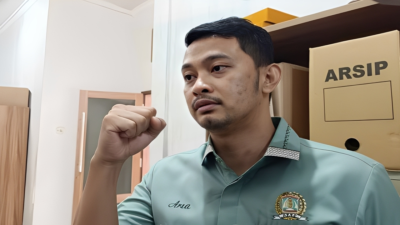 Ari Sanda, anggota DPRD Balikpapan, memberikan semangat kepada generasi muda agar berkontribusi bagi masa depan kota, Selasa (28 Oktober 2025).