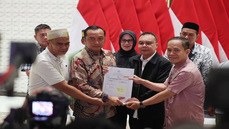 Presiden Prabowo menyerahkan surat rehabilitasi kepada dua guru Luwu Utara &mdash; momen penuh haru yang jadi simbol keadilan bagi dunia pendidikan.